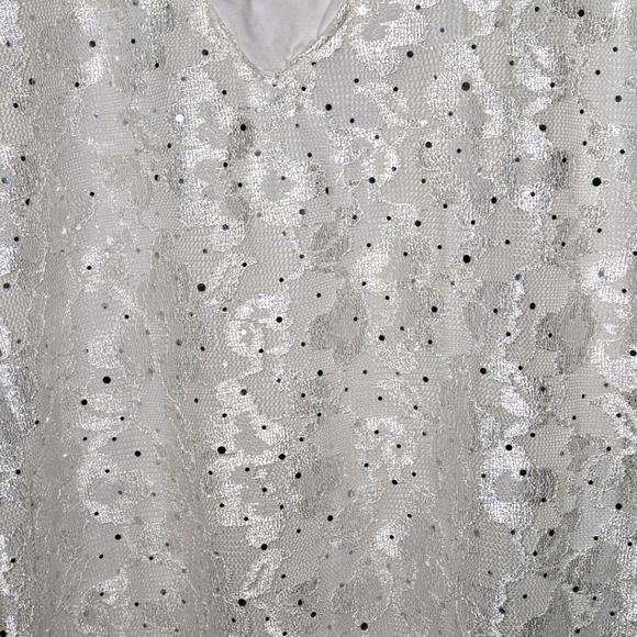 ***Essential White/ Silver Dotted Poncho shirt ---  4XL - Picture 3 of 8